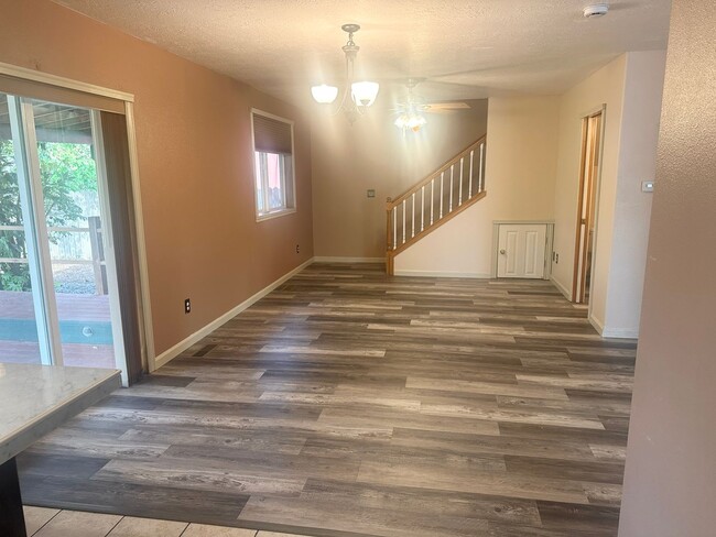 Building Photo - 4-bedroom 2.5 Bath McMinnville OR 97128