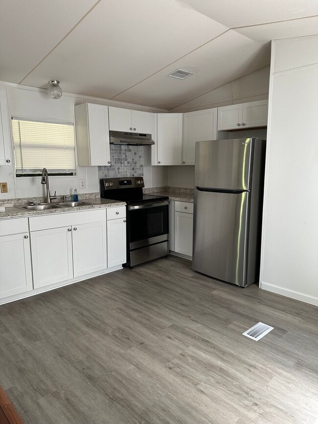 Building Photo - FOR RENT