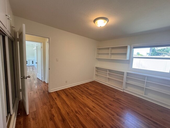 Building Photo - 209 E Laurel Dr