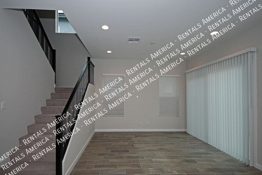 Building Photo - 3725 E Catalina Dr