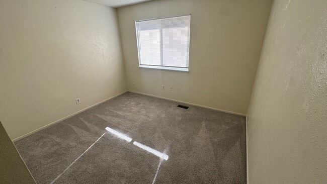 Building Photo - 2 bed, 1 Bath, 900 sqft with washer/dryer hookups and 1 car garage