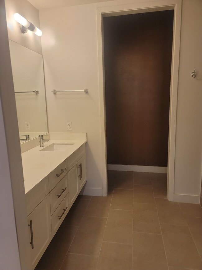 Building Photo - Resort Living in Midtown!!  Pool, Dog walk...