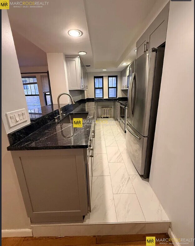 Building Photo - 460 Park Dr