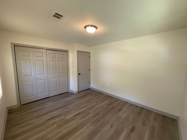 Building Photo - **Spacious 4BR with Modern Upgrades & Cove...