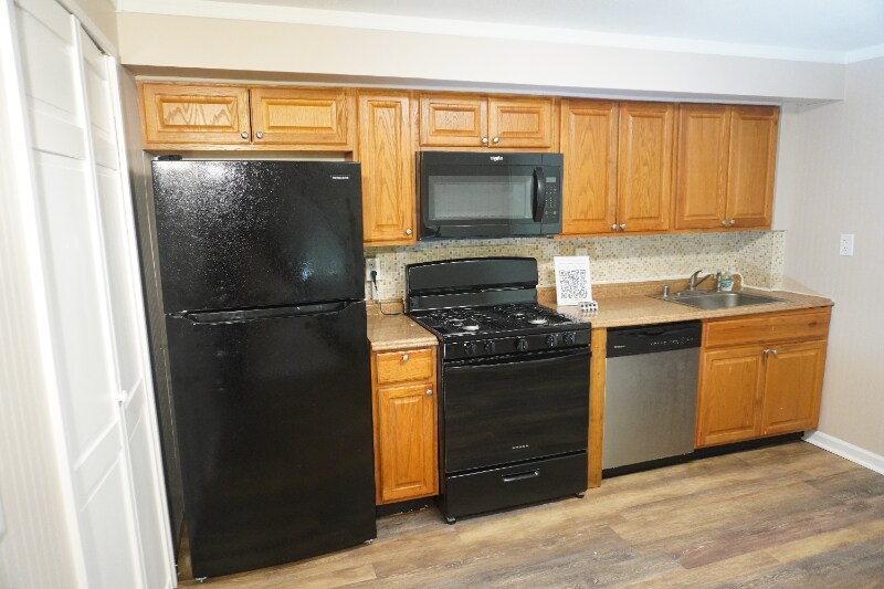 Building Photo - 7956 Eastdale Rd