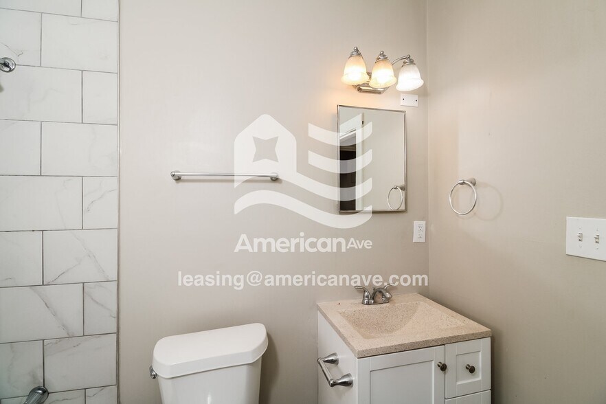 Building Photo - 3023 River Dr