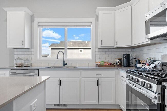 Building Photo - 13130 ISETTA CIR NE