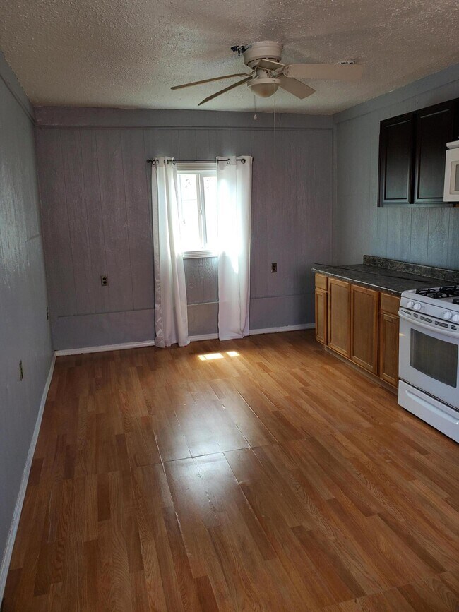 Building Photo - 14565 Hendrik Dr