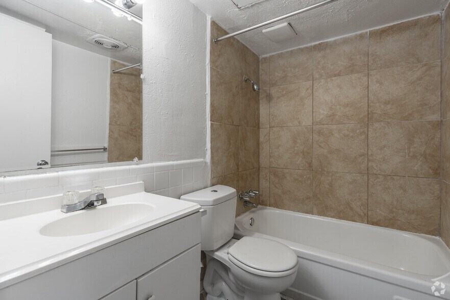 3BR, 2BA - 960SF - Bathroom - Neuvo Rayo