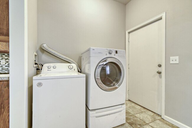 Building Photo - Beautiful 3 Bed- 1 bath (Lower Unit) in Great Location! 1 month free- move in special!