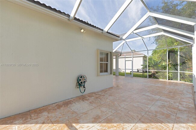 Building Photo - 949 Tanglewood Cir