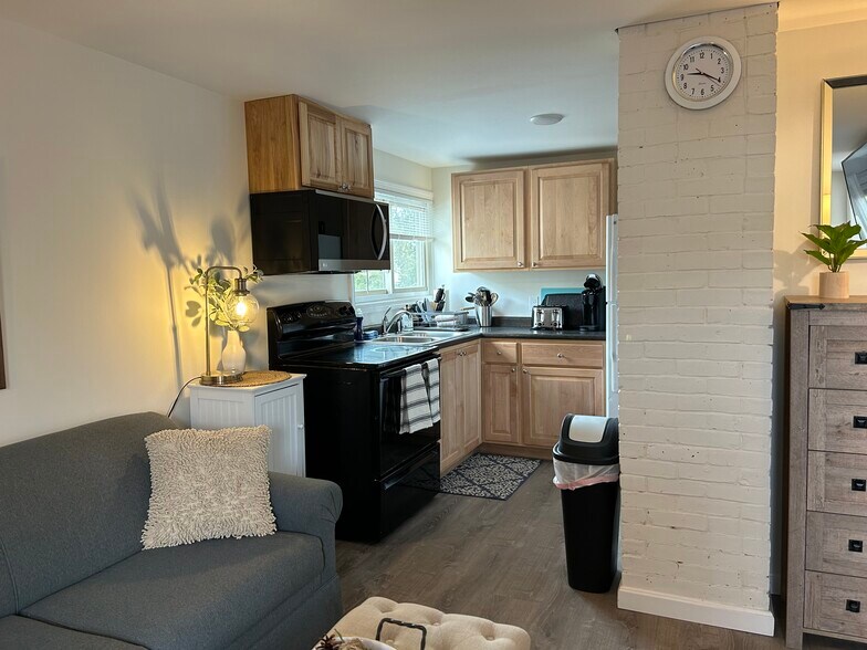 Building Photo - 64 Church St