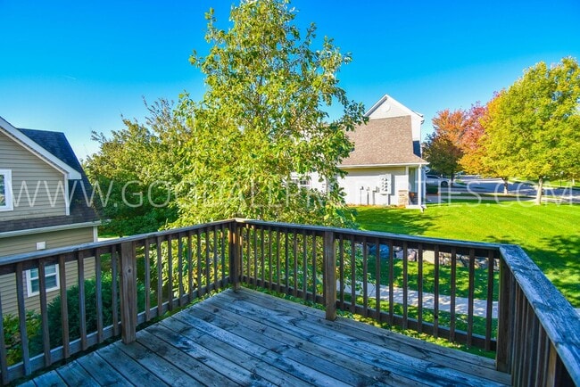 Building Photo - 2 Bedroom, 2 1/2 Bath Townhome in Urbandale with attached Garage!!!