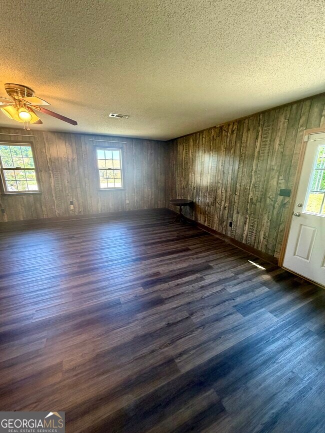 Building Photo - 131 Foxwood Cir