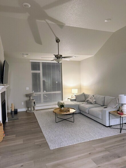 Building Photo - 827 Schlagel St