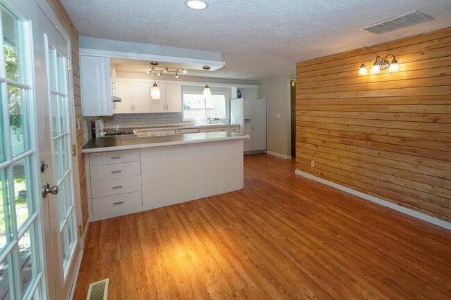 Building Photo - 5707 N Bogart Ln