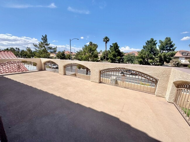 Building Photo - LIMITED TIME ONLY: $500 OFF 2ND MONTH'S RENT -MOVE IN W/IN TWO WEEKS TO TAKE ADVANTAGE of this Be...