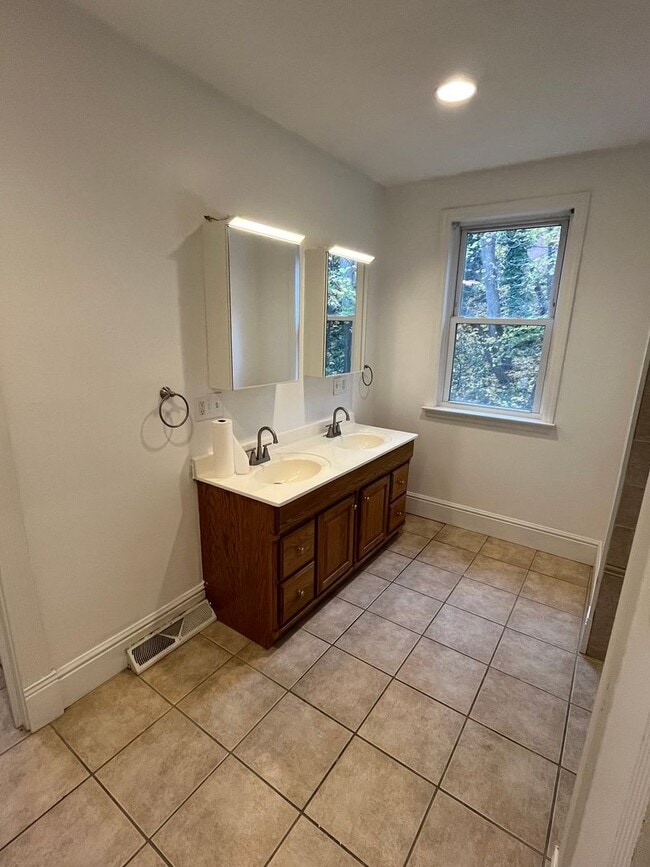 Building Photo - 418 Noble St