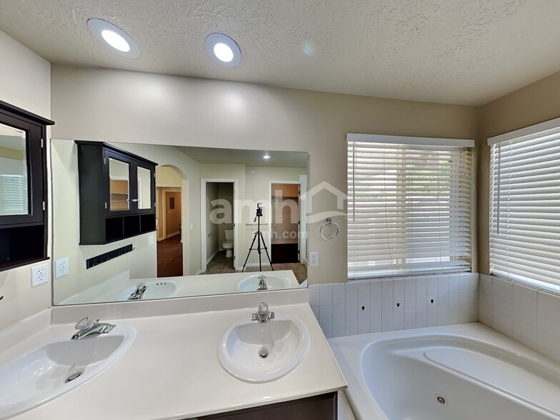 Building Photo - 4525 W Lake Breeze Ln