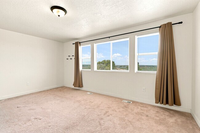 Building Photo - 3 Bedroom 2.5 Bathroom Townhome in Bluffdale!