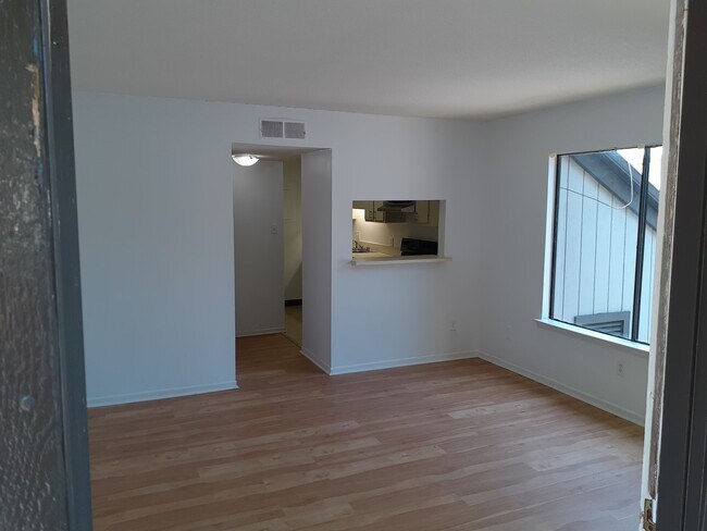 Building Photo - 3350 Altamont S