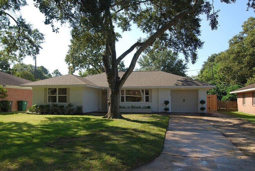 Building Photo - 2107 Hewitt Dr