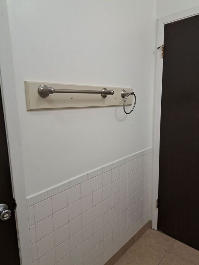 Building Photo - 4837 S Lakewood Dr