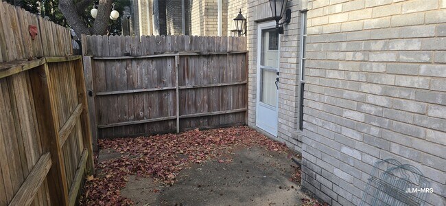 Building Photo - 17471 Red Oak Dr