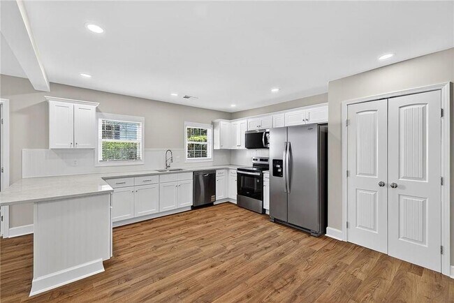 Building Photo - 955 S Columbia Dr