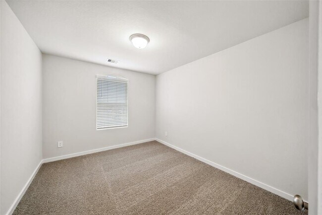 Building Photo - 18033 Martin Pines Dr