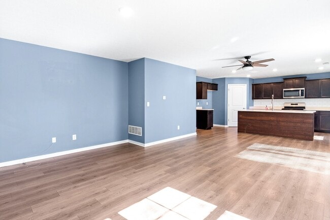 Building Photo - Now Leasing! Comfortable Family Home on Ke...