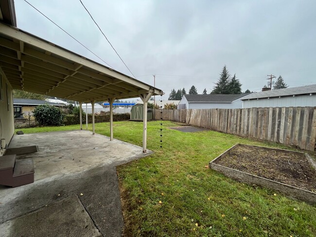 Building Photo - Charming 2 Bed 1 Ba House in Gladstone - Garage, Washer and Dryer, Landscaping Including!