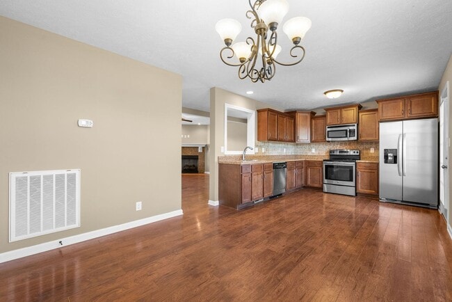 Building Photo - Large, Nice home close to Fort Campbell and Shopping