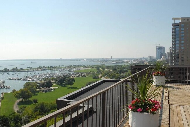 Building Photo - 1919 N Summit Ave