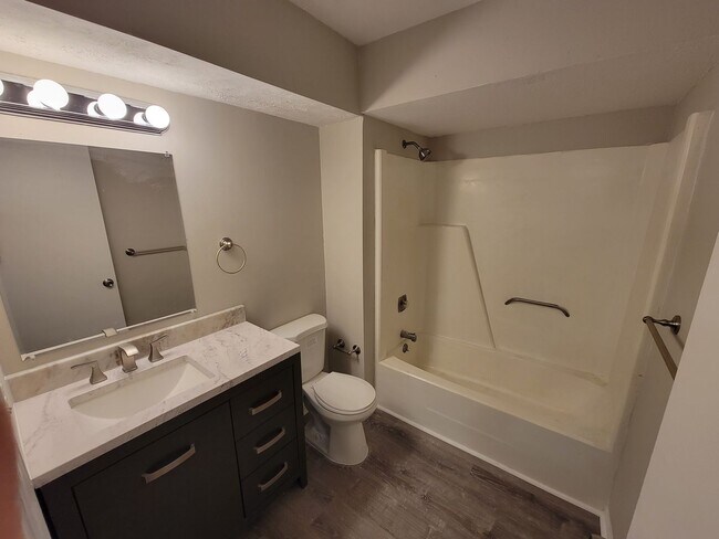 Building Photo - Nice Townhouse on Victory Dr