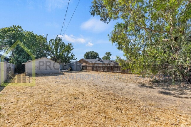 Building Photo - Looking for a charming 2-bedroom, 1-bath s...