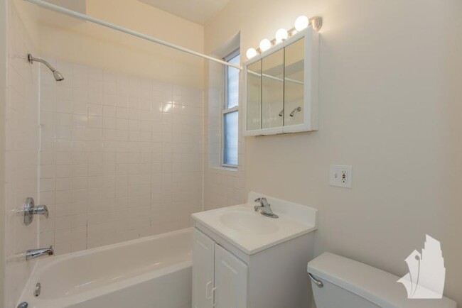 Building Photo - 4 bedroom in Chicago IL 60657