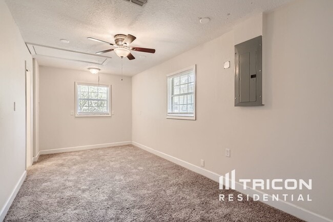 Building Photo - 285 W Oak Hill Rd