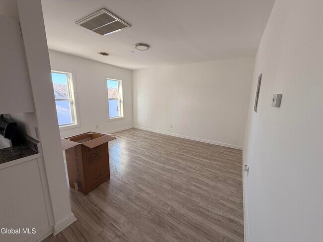 Building Photo - 8 Gardiner St