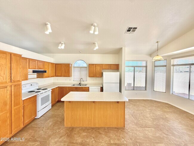 Building Photo - 13896 W Wilshire Dr