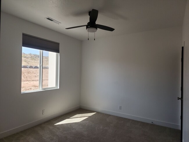 Building Photo - Luxury Townhome