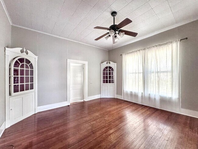 Building Photo - 410 Burleson St