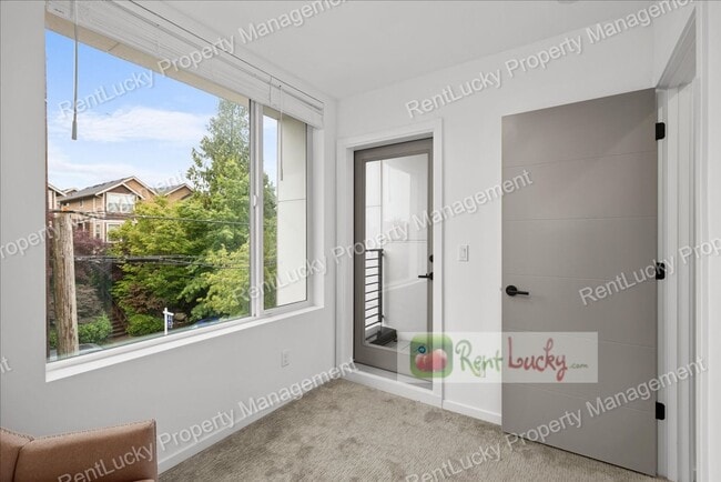 Building Photo - Like-New 2-Bedroom Townhome in Seattle w/R...