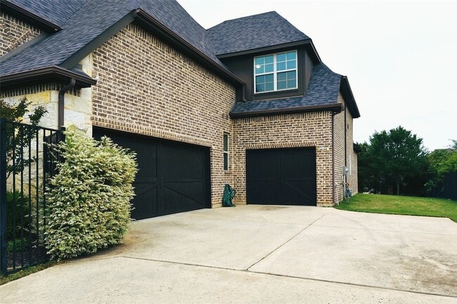Building Photo - 200 Montrose Ln