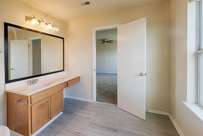 Building Photo - 8139 Sanders Glen Ln