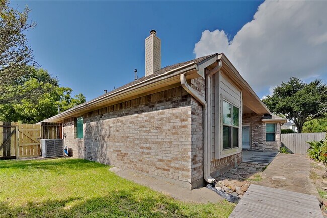 Building Photo - 8227 Sports Haven Dr