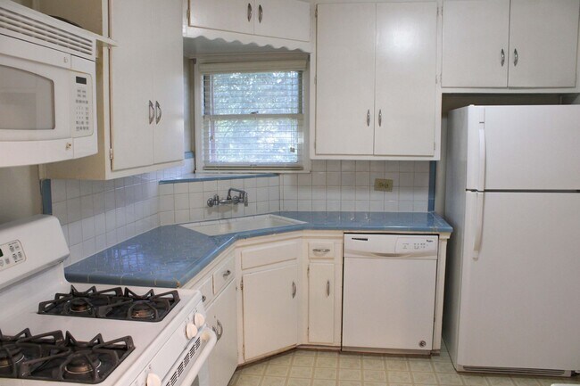 Building Photo - 3 BEDROOM WILSHIRE