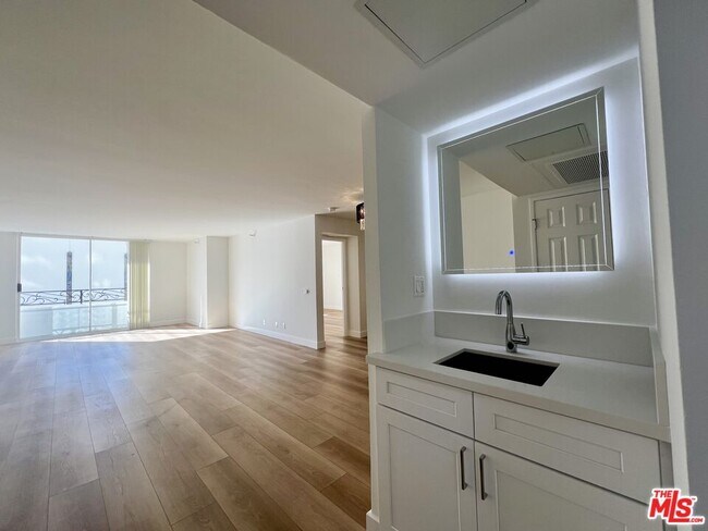 Building Photo - 10390 Wilshire Blvd