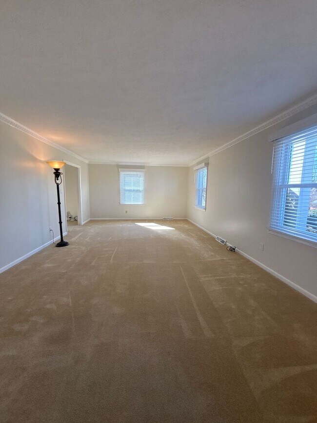 Building Photo - Grand 4-Bedroom/2.5-Bath home in Johnson City, TN in great neighborhood, $2995 monthly