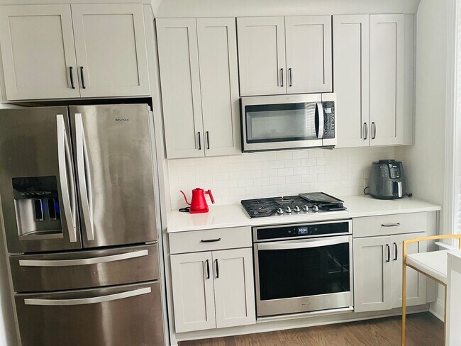 Building Photo - Beautiful 3bd/3.5ba Vinings Townhome with ...